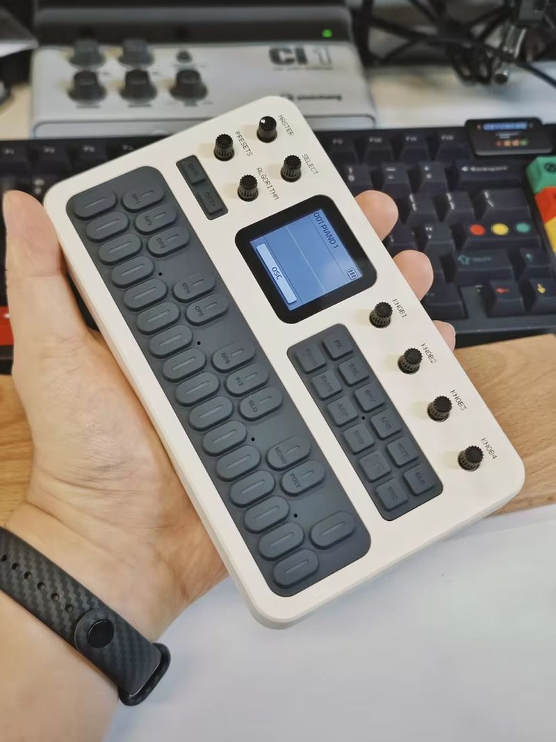 M-VAVE Portable FM1 Pocket Syn - огляд і ціна Speakers